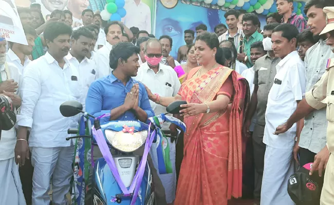 YSRCP MLA Rk Roja Helped The Accident Victim In Chittoor District - Sakshi