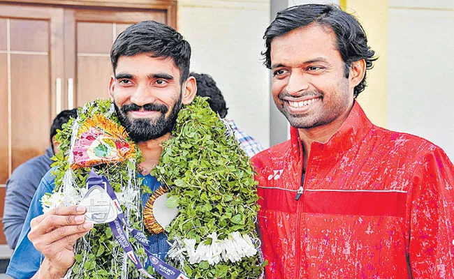 Kidambi Srikanth Meet Pullela Gopichand Must Correct Errors For More Consistency - Sakshi