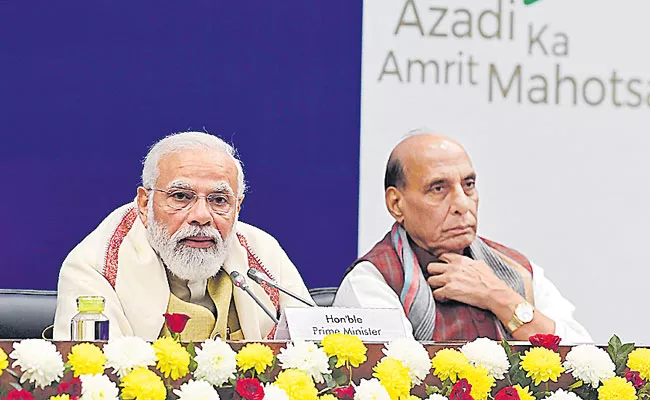 PM Narendra Modi attends National Committee meeting of Azadi Ka Amrit Mahotsav - Sakshi