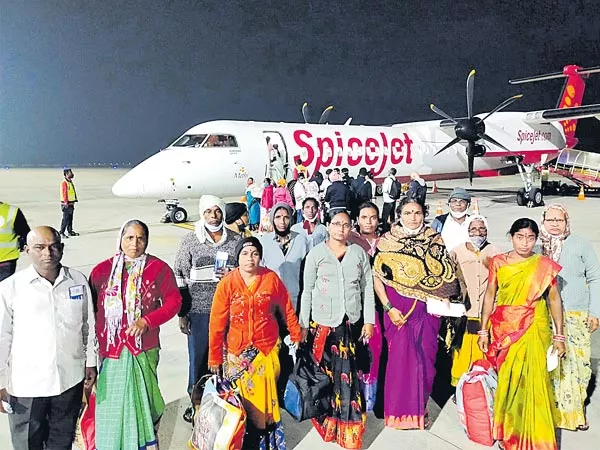 Hyderabad: 20 Women Travel Flight From Vikarabad To Tirupati - Sakshi