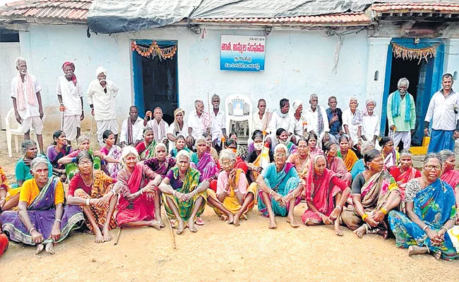 Elderly Communities In Komatipally Village, Nizamabad - Sakshi