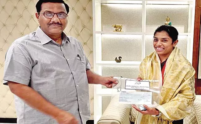 Aurobindo Pharma Gives 5 Lacs To Gymnast Aruna Reddy - Sakshi