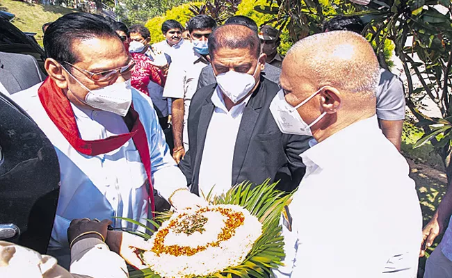 PM Of Sri Lanka Mahinda Rajapaksa arrives in Tirumala Temple - Sakshi