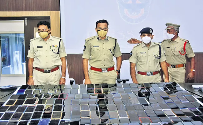 Chittoor police have arrested a gang for stealing cell phones - Sakshi