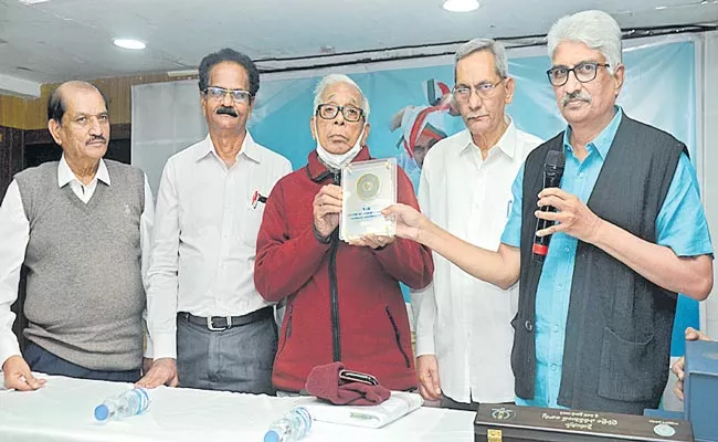 Devulapalli Amar Presenting YSR Life Time Achievement Award To Sri ABK Prasad - Sakshi