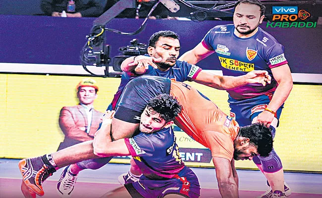 Dabang Delhi beats U Mumba - Sakshi