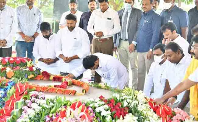 CM  YS Jagan Paid Tribute To YS Rajasekhara Reddy At Idupulapaya - Sakshi