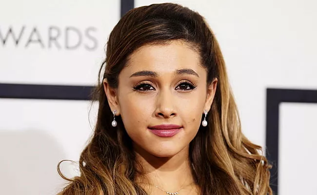 Ariana Grande Deletes The Twitter Account On Christmas - Sakshi