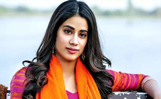 Actress Janhvi Kapoor Visits Tirumala Temple - Sakshi