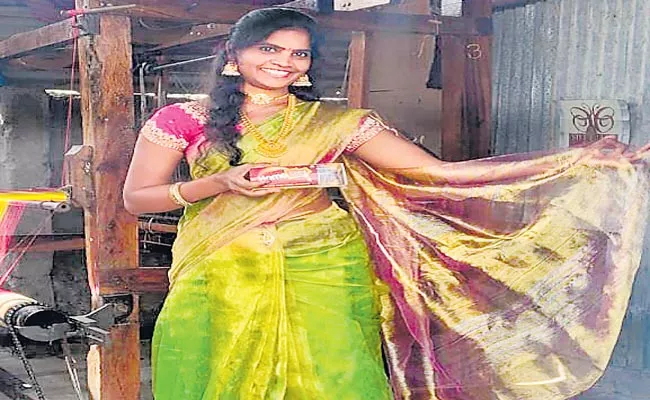 Sircilla Weavers Veldi Hariprasad Creates Sarees That Fit In Match Box - Sakshi