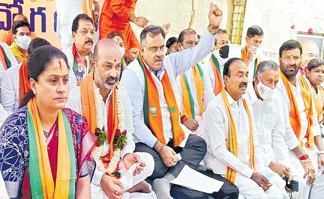 BJP State President Bandi Sanjay Warned State Government Over Job Notification - Sakshi