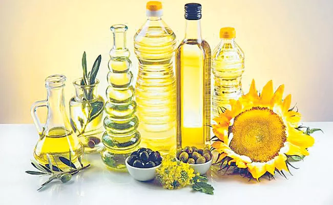 Cooking oil makers led by Adani, Ruchi cut MRP by 10-15percent - Sakshi