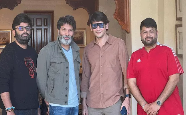 Mahesh Babu Is In Work And Chill Mode Shares Pic With Trivikram Srinivas - Sakshi