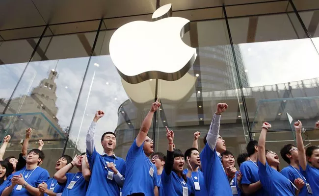 Apple Pays Stock Bonuses To Employees Prevent Defections To Meta - Sakshi