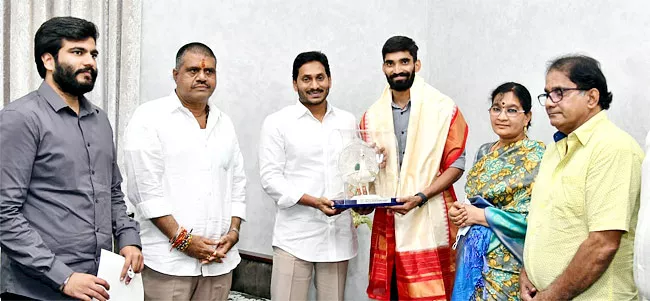 Shuttler Kidambi Srikanth Meets CM YS Jagan In Amravati - Sakshi