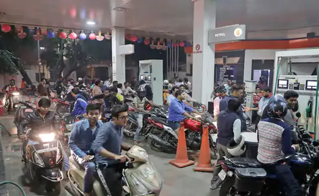 Jharkhand Govt Gives Concession Of 25 A Litre Petrol To Two-Wheeler Riders - Sakshi