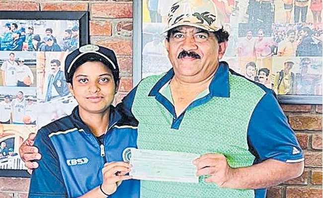 Chamundeshwarnath Gives Rs 5 Lakh Aid To Cricketer Mamata - Sakshi