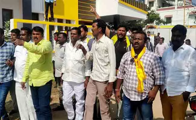 High Tension at Hindupur Balakrishna House - Sakshi