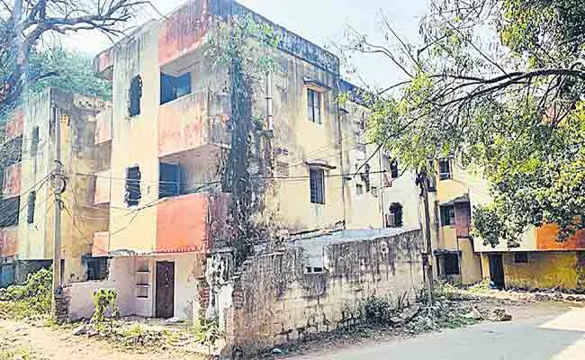 Government Buildings Becoming Venue For Unscrupulous Activities Hyderabad - Sakshi