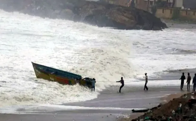 Cyclone Jawad: APEPDCL Official Alerts People Over Power Outage And Accidents - Sakshi