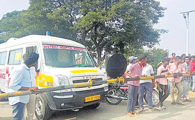 Man Lost His Life Due To Railway Gate Collapse In Mahabubnagar District - Sakshi