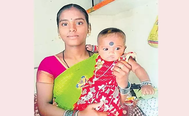 Woman Jumps Into River With Baby In Mahabubnagar District - Sakshi