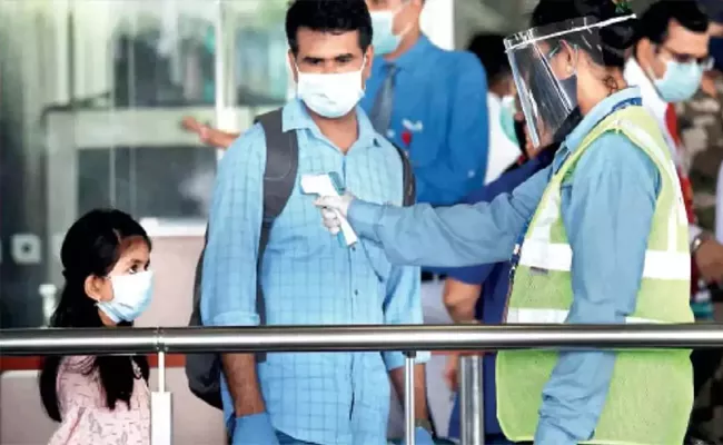 At Hyderabad Airport 11 Passengers From Various Countries Test Corona - Sakshi