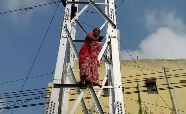 JNNURM Scheme: Tirumalagiri Local People Protest Climbs Electric Pole - Sakshi