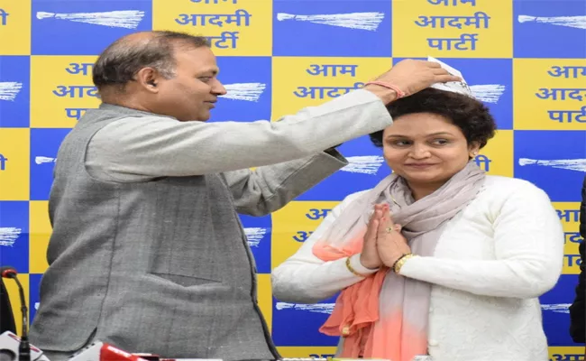 Virendra Sehwag Sister Anju Sehwag Joins AAP - Sakshi