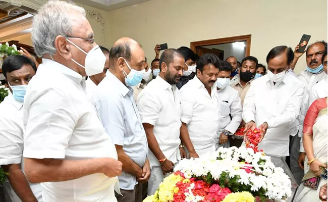 CM KCR Pays Tribute To Former CM Konijeti Rosaiah - Sakshi