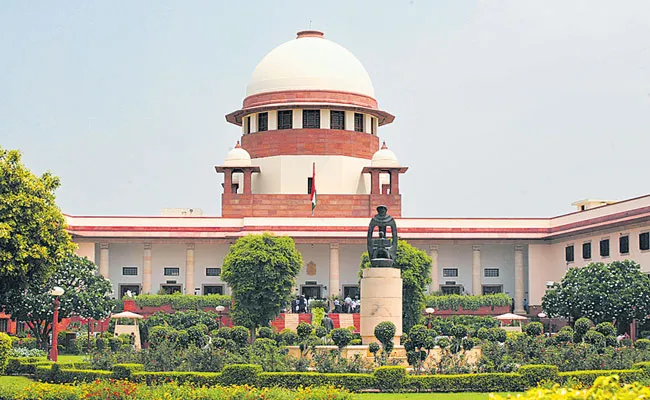 Supreme Court Directs Centre and Delhi Govt To Implement Directions Of Air Quality Management Commission - Sakshi