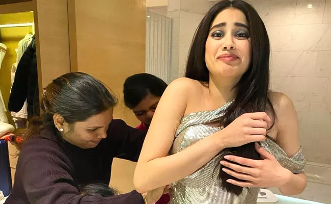 Actress Janhvi Kapoor Trolled For Ignoring Paparazzi - Sakshi