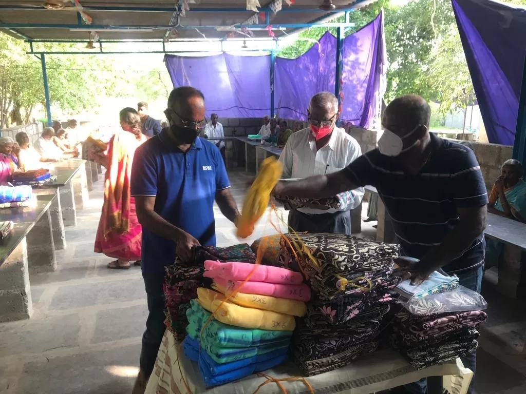 Kadapa Floods ysr followers and nata distributing essentials goods - Sakshi