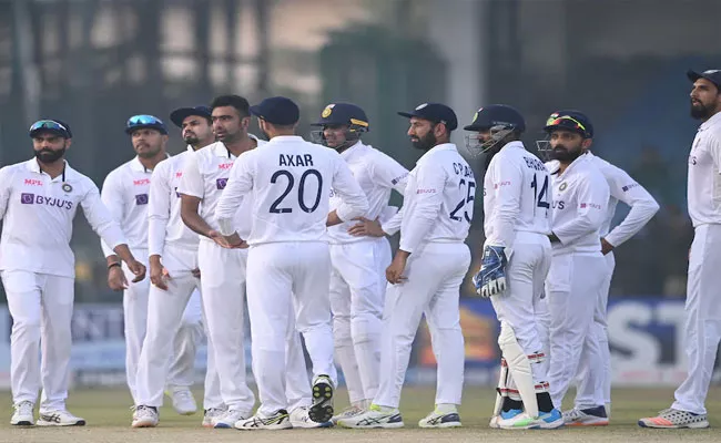 India vs New Zealand 2nd Test Day 2:India in second innings at stumps, lead by 332 runs - Sakshi