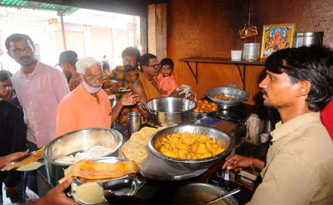 Any Tiffin Only Rs 10 Rupee at Renuka Tiffin Center in Kurnool - Sakshi