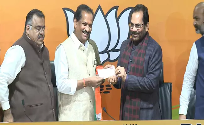 Former TSPSC Member Vittal Joined In BJP Presence Mukta Abbas Naqvi - Sakshi