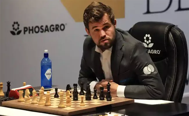 Magnus Carlsen on verge of retaining title after Nepomniachtchi blunder - Sakshi