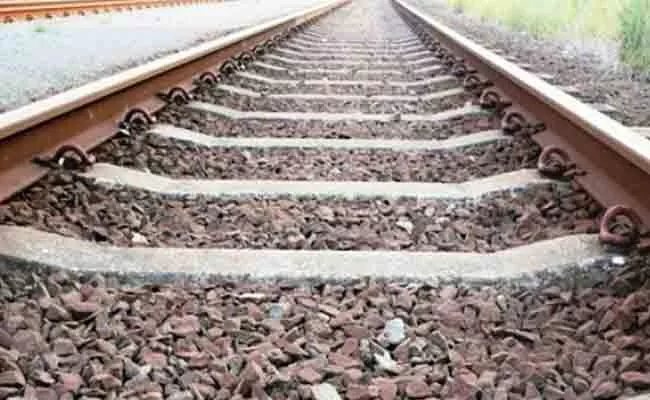 Man Dies After Falling Off Train Anantapur District - Sakshi