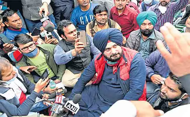 Navjot Singh Sidhu Joins Protesting Teachers Outside Delhi CM Kejriwals Residence - Sakshi