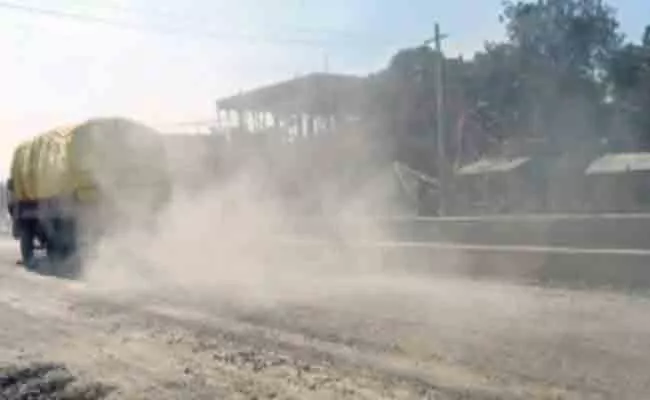 Dust On Road Effect To Passengers In Khammam - Sakshi