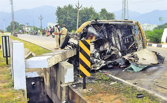 Seven people deceased in road accident near Chandragiri - Sakshi