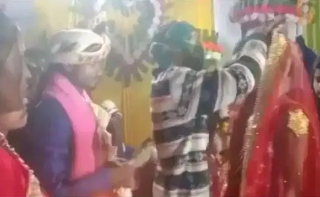 Viral Video Of Man Puts Sindoor On Bride In Front Of Groom On Wedding - Sakshi