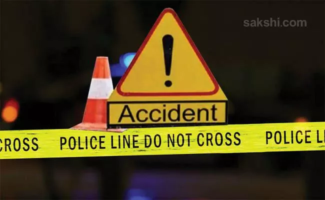 Five People Deceased In Road Accident in Ananthapur - Sakshi