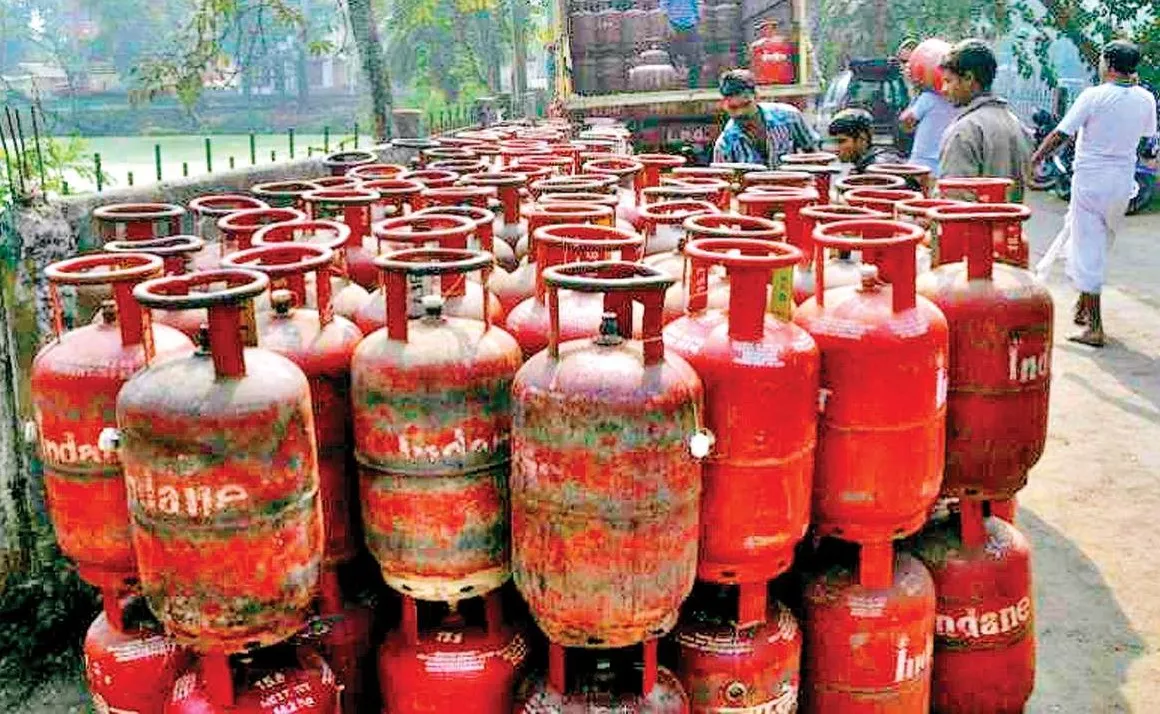 LPG Cylinder Weight To Be Reduced Govt Says In Parliament - Sakshi