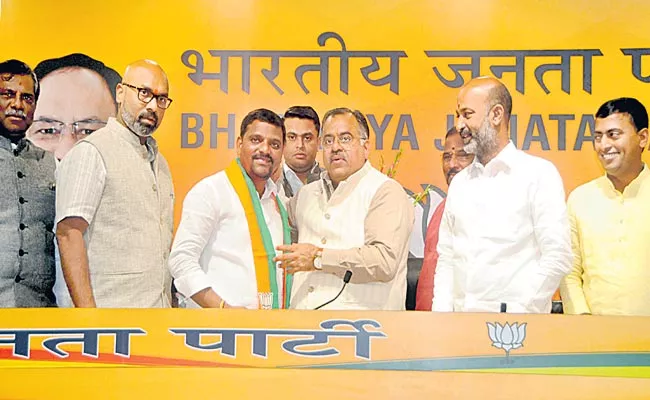 Telangana Journalist Teenmar Mallanna Joins BJP Party - Sakshi