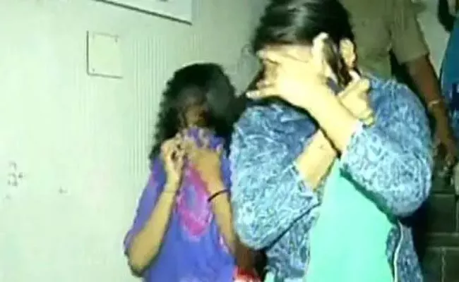 Police Attack On Prostitution House In Karimnagar - Sakshi