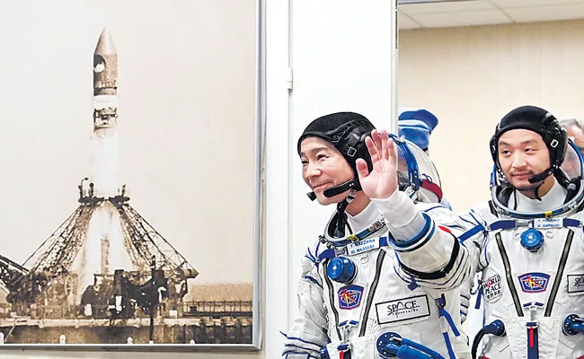 Yusaku Maezawa Japanese Billionaire Arrives At Space Station - Sakshi