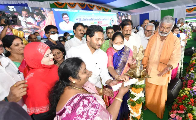 CM YS Jagan Formally Launch YSR Pension Kanuka Hike At Guntur - Sakshi