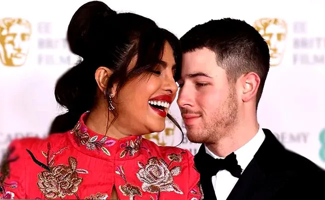 Priyanka Chopra Gives New Year Kiss To Nick Jonas - Sakshi