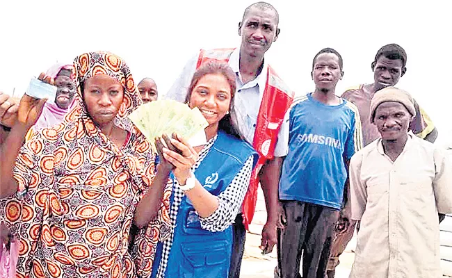 Woman Anitha Food Giving To Hunger people In Kurnool District - Sakshi